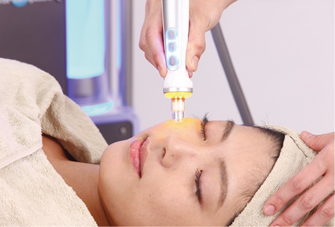 背中マッサージをする女性